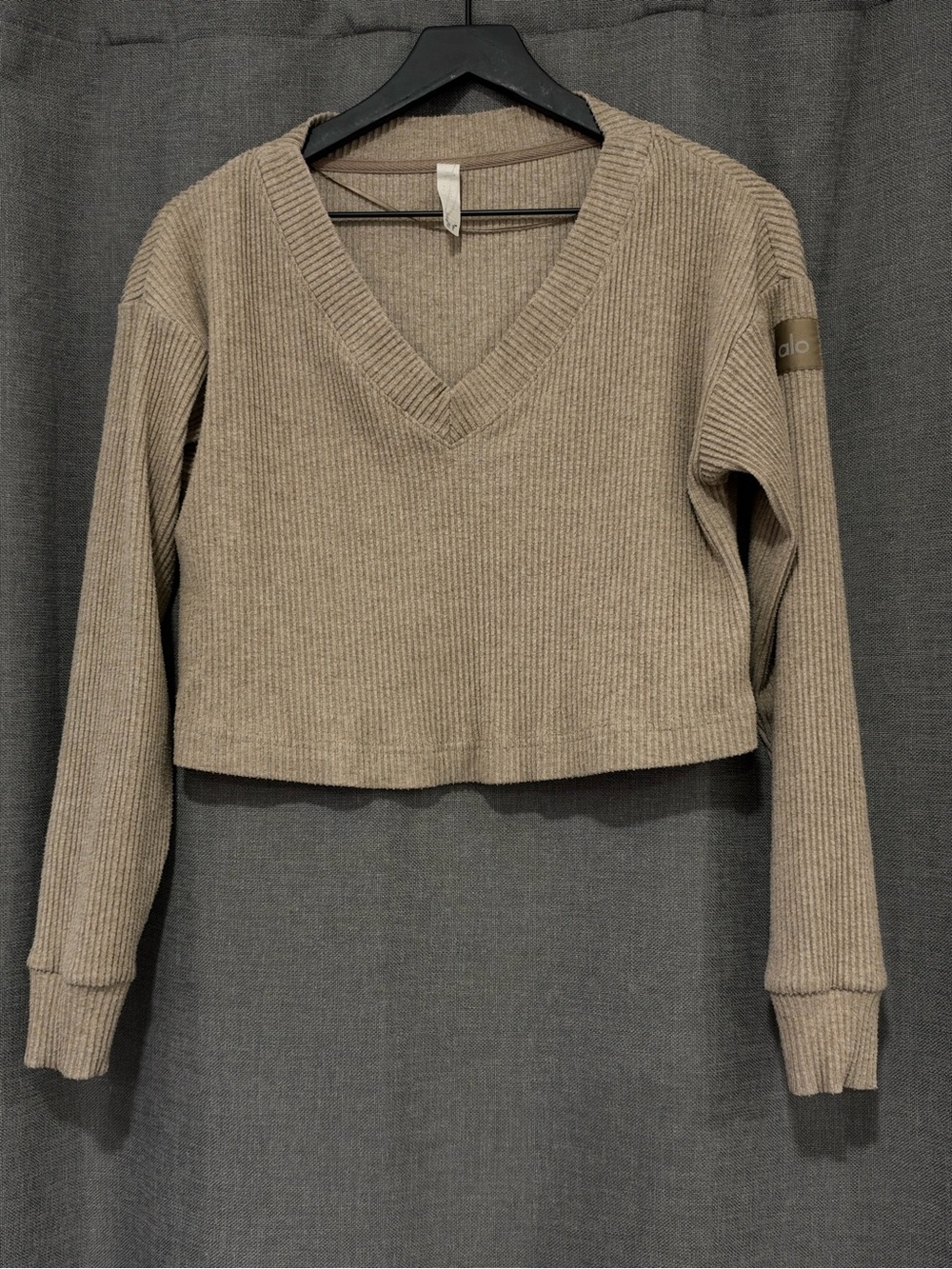 ALO Yoga Cropped V-Neck Ribbed Sweater - Taupe Brown